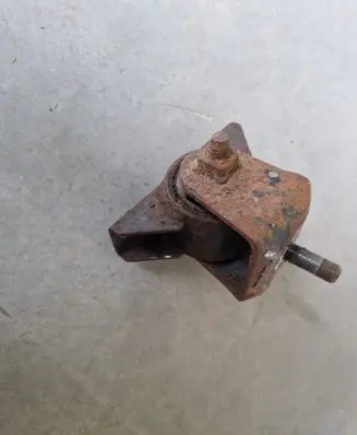 Mitsubishi L200 Front differential mounting bracket 