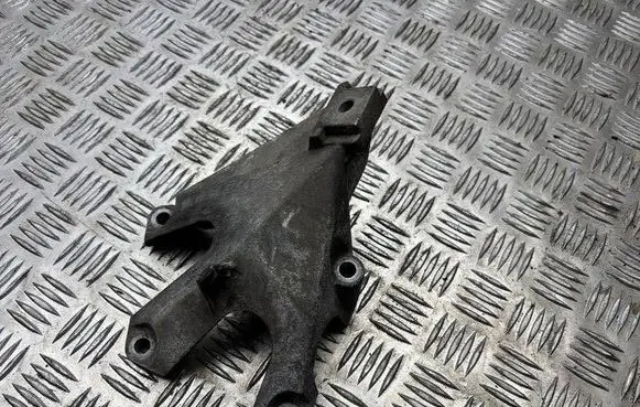 Audi A4 S4 B7 8E 8H Engine mounting bracket 8E0199307F