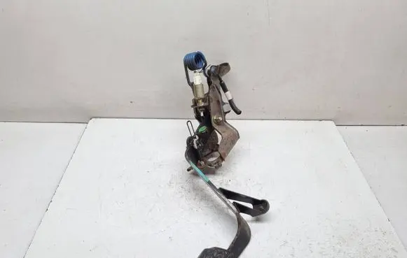 Toyota RAV 4 (XA20) Clutch pedal