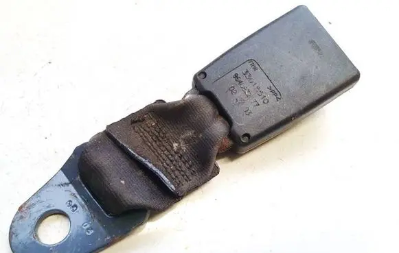 Middle seatbelt buckle (rear)