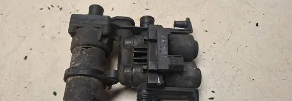 BMW 5 E39 Coolant heater control valve 8374994 1147412135