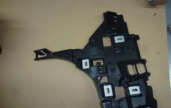 Front bumper mounting bracket