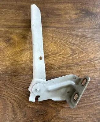 Engine bonnet/hood hinges