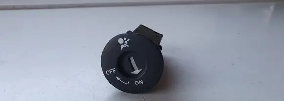 Nissan Qashqai+2 Passenger airbag on/off switch 