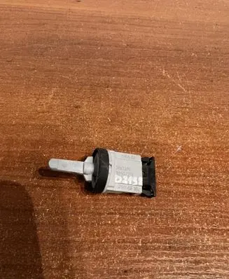 Volkswagen PASSAT B7 Oil temperature sensor 1K0907543G D2198