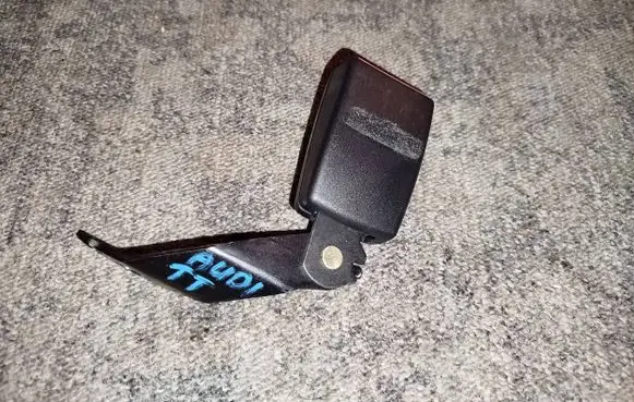 Audi TT Mk1 Rear seatbelt buckle 8N8857739 8N885773901C