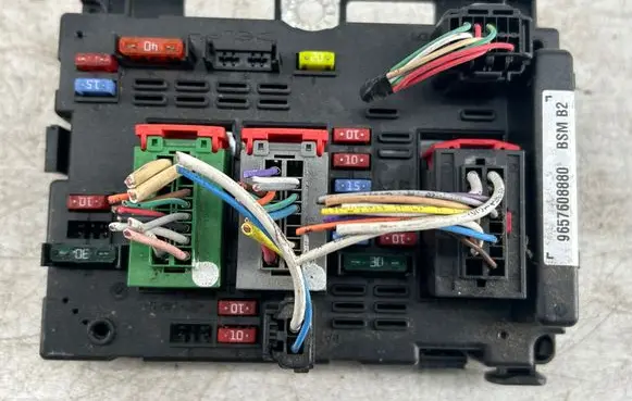 Volkswagen Tiguan Fuse module 9657608880 86165411