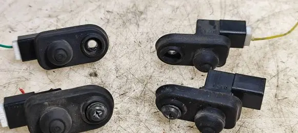 Mitsubishi Lancer VIII Front door sensor 