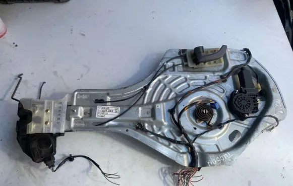 Hyundai Tucson LM Front door window regulator with motor 824702E010