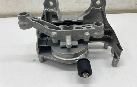 Nissan X-Trail T33 Engine mount bracket