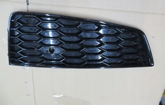 Audi Q3 8U Front bumper lower grill 8U0807682T