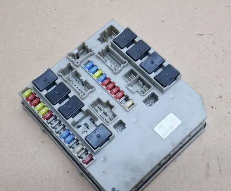 Renault Clio III Fuse module 674658A