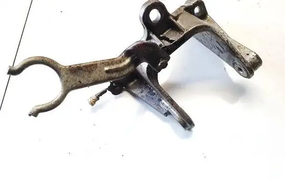 Engine mounting bracket