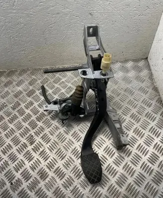 Volkswagen PASSAT B5.5 Pedal assembly 8D1721117L