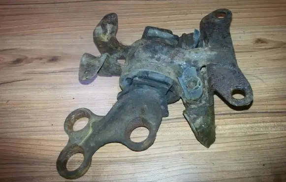 Mazda 323 Engine mount bracket