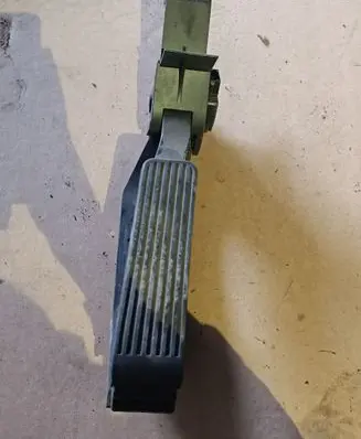 Mercedes-Benz E W211 Accelerator throttle pedal A2113000404