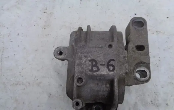 Volkswagen PASSAT B6 Engine mount bracket 1K0199262M