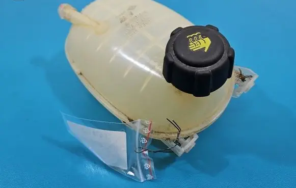 Renault Clio V Coolant expansion tank/reservoir 217102572R IMPRK1571008
