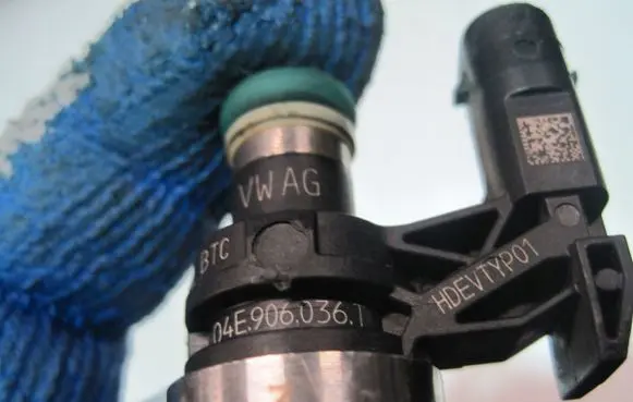Volkswagen Transporter - Caravelle T1 Fuel injector 04E906036T