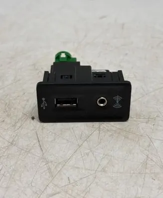 Volkswagen Golf VII USB socket connector 5G0035222E