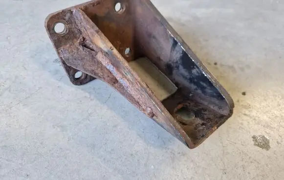 Nissan Patrol Y61 Engine mounting bracket