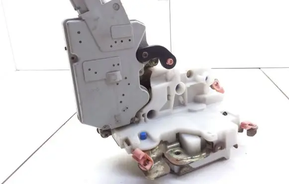 Nissan Primera Front door lock