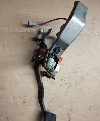 Toyota RAV 4 (XA30) Brake pedal