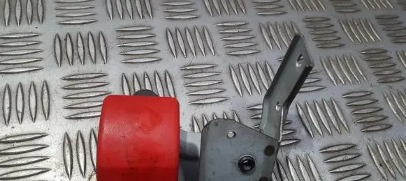 Volvo S40, V40 Engine bonnet (hood) release handle