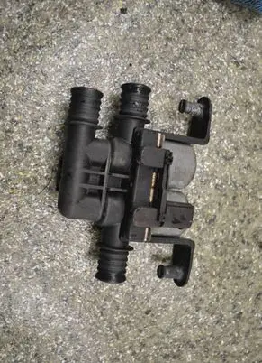 BMW 5 E60 E61 Coolant heater control valve 6906652