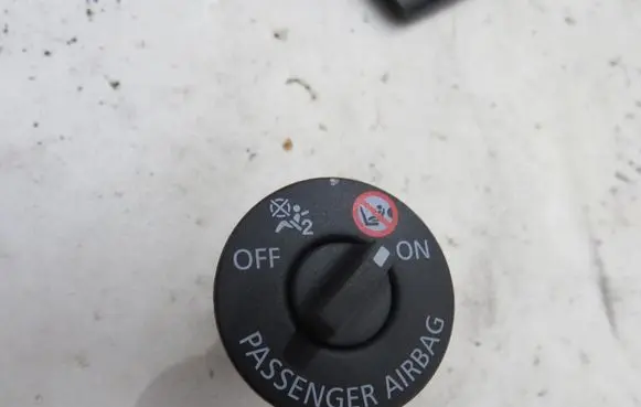 Renault Kadjar Passenger airbag on/off switch 681995290R