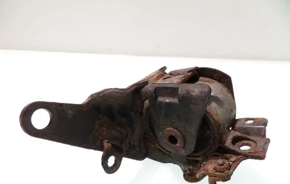 Toyota Avensis T250 Engine mount bracket