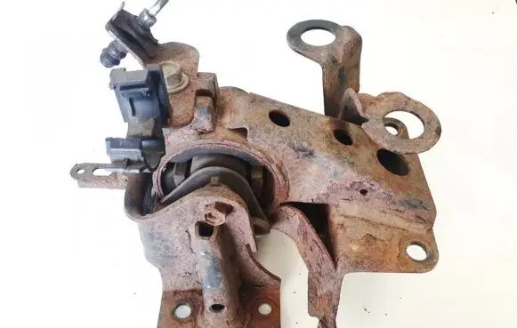 Nissan X-Trail T30 Engine mount bracket