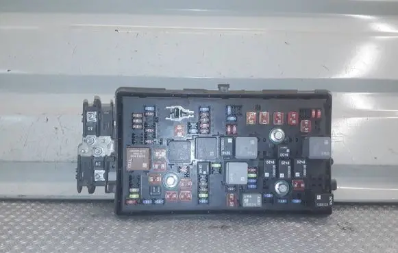 Opel Insignia A Fuse module 13255300