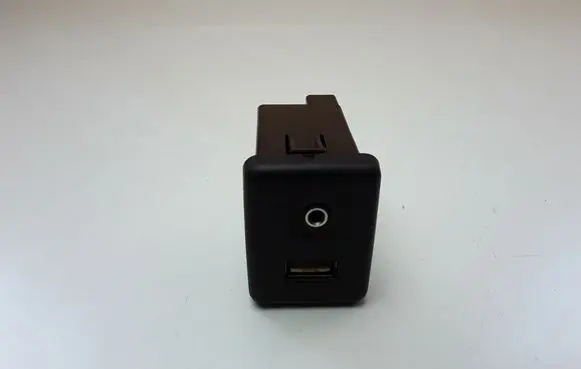 Opel Astra K AUX in-socket connector 13599456