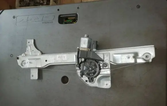 Peugeot 208 Front door window regulator with motor 9674254380 20120624 0130822702
