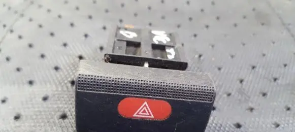Opel Vectra B Hazard light switch 09138047