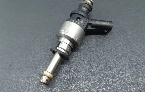 Audi A8 S8 D4 4H Fuel injector 1079036N 104790532