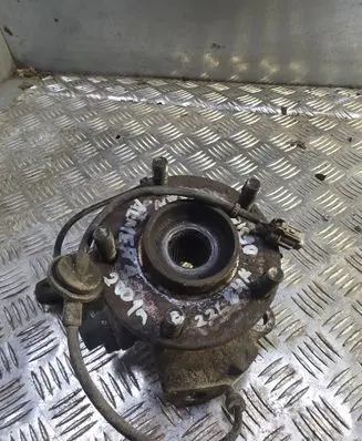 Nissan Almera Tino Front wheel hub