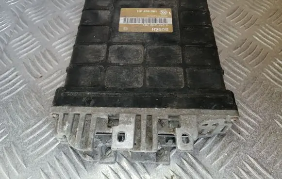 Volkswagen Golf III Engine control unit/module 1H0907311 0261200701