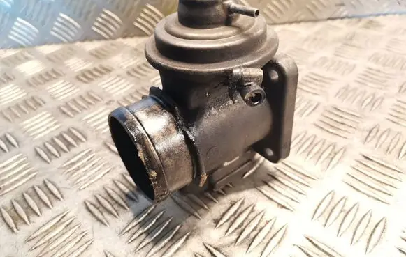 BMW 7 E38 EGR valve 2247177