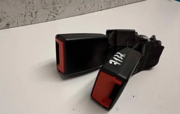 Volkswagen Jetta VI Middle seatbelt buckle (rear) 5C6857739