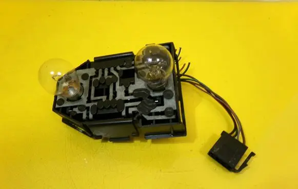Volkswagen PASSAT B3 Tail light bulb cover holder 333945257
