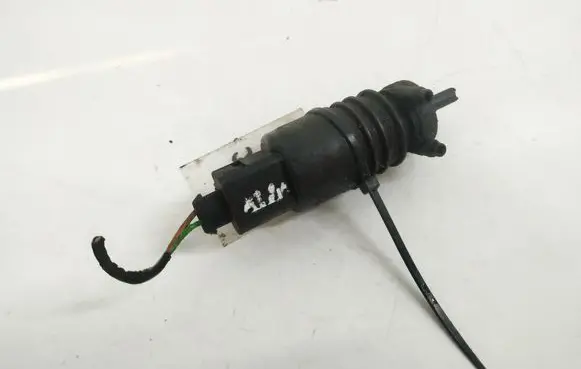 Volkswagen Touran I Windscreen/windshield washer pump