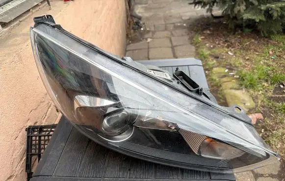 Ford Focus ST Headlight/headlamp F1EB13D15DB