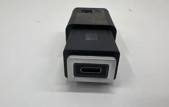 Peugeot 3008 III USB socket connector 9831350680