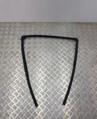 Mitsubishi L200 Rubber seal rear door window/glass 