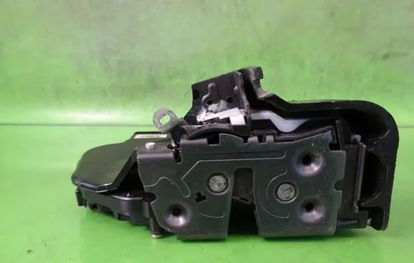 Volvo V50 Front door lock 30753655
