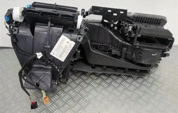 Volkswagen Jetta VI Interior heater climate box assembly 5C1820003GG