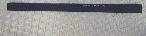 Volkswagen PASSAT B4 Front door trim (molding) 3A0853516