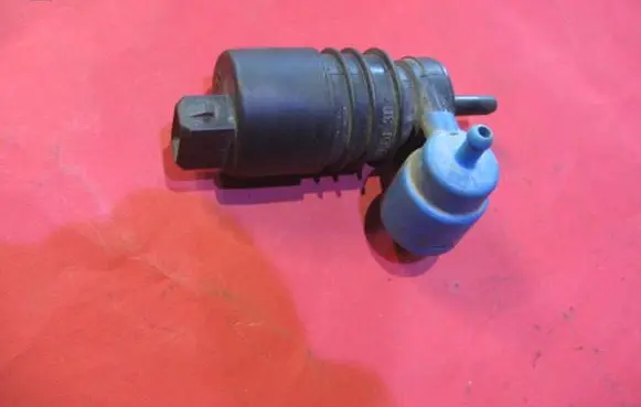 Volkswagen Golf I Windscreen/windshield washer pump 090586632 1H6955651